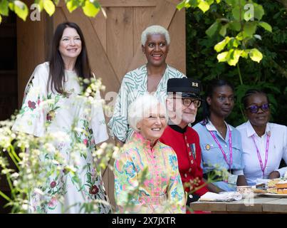 Chelsea, Londra, Regno Unito. 20 maggio 2024. Le personalità televisive Rachel de Thame (posteriore L) Arit Anderson (posteriore R) si uniscono a Mary Berry, presidente del National Garden Scheme con due Chelsea Pensioners e Queen's Nurses for Tea al National Garden Scheme Garden, Show Garden al RHS Chelsea Flower Show di Londra. Crediti: Maureen McLean/Alamy Live News Foto Stock