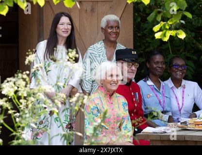 Chelsea, Londra, Regno Unito. 20 maggio 2024. Le personalità televisive Rachel de Thame (posteriore L) Arit Anderson (posteriore R) si uniscono a Mary Berry, presidente del National Garden Scheme con due Chelsea Pensioners e Queen's Nurses for Tea al National Garden Scheme Garden, Show Garden al RHS Chelsea Flower Show di Londra. Crediti: Maureen McLean/Alamy Live News Foto Stock