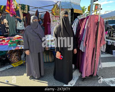 Donne del Bangladesh completamente coperte alla fiera di strada del Bangladesh nella sezione di Kensington a Brooklyn, New York Foto Stock