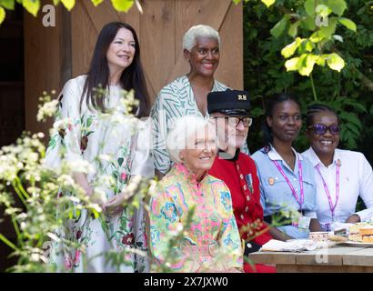 Chelsea, Londra, Regno Unito. 20 maggio 2024. Le personalità televisive Rachel de Thame (posteriore L) Arit Anderson (posteriore R) si uniscono a Mary Berry, presidente del National Garden Scheme con due Chelsea Pensioners e Queen's Nurses for Tea al National Garden Scheme Garden, Show Garden al RHS Chelsea Flower Show di Londra. Crediti: Maureen McLean/Alamy Live News Foto Stock