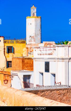 Mazagan, El Jadida, Marocco: Paesaggio urbano, dalle mura della città, sui tetti con un imponente minareto. Città portuale fortificata portoghese, UNESCO Foto Stock