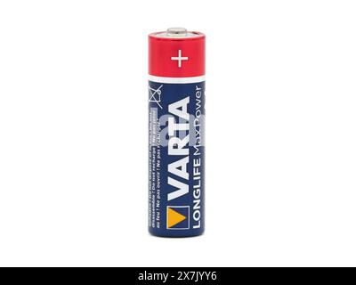 BUCAREST, ROMANIA - 5 DICEMBRE 2020. Batteria alcalina Varta Longlife Max Power isolata su bianco Foto Stock