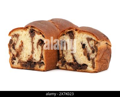 Pane dolce rumeno noto come cozonac isolato su bianco Foto Stock