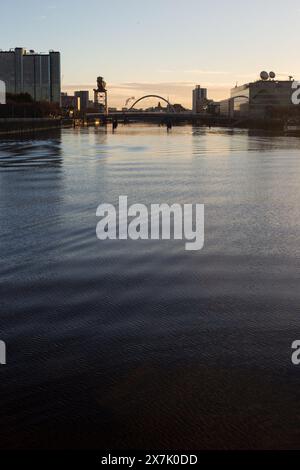 Vista sul fiume Clyde verso il centro di Glasgow Foto Stock