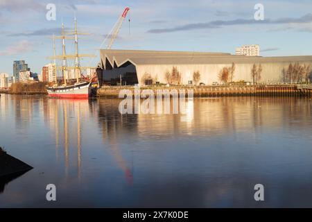 Una vista sul fiume Clyde a Glasgow verso il Museo dei trasporti in una mattinata d'inverno soleggiata Foto Stock