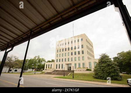 Rayville, Louisiana, Stati Uniti - 24 aprile 2024: Le nuvolose luci del pomeriggio risplendono sul tribunale del centro storico. Foto Stock