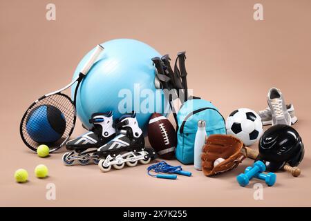 Numerose attrezzature sportive sullo sfondo beige Foto Stock