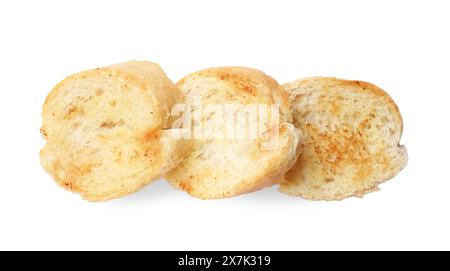 Pezzi di pane tostato isolati su bianco, vista dall'alto Foto Stock