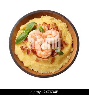 Gamberetti freschi e gustosi, pancetta, fiocchi d'avena e basilico in una ciotola isolata sul bianco, vista dall'alto Foto Stock