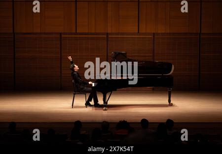 New York, Stati Uniti. 19 maggio 2024. Il pianista cinese Ju Xiaofu si esibisce alla Carnegie Hall di New York, negli Stati Uniti, il 19 maggio 2024. Ju Xiaofu ha fatto il suo debutto alla Carnegie Hall domenica sera con il pubblico stupito dalla sua performance. Crediti: Pan Liang/Xinhua/Alamy Live News Foto Stock