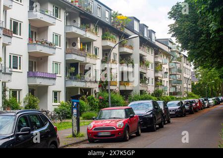 Mehrfamilienhäuser an der Clarenbachstraße a Köln. Wahlplakate zur Europawahl *** Appartamenti sulla Clarenbachstrasse di Colonia manifesti elettorali per le elezioni europee Foto Stock