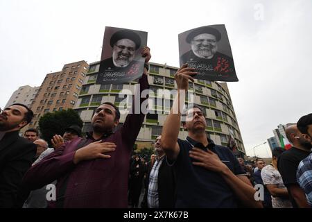 Teheran, Iran. 20 maggio 2024. Le persone piangono le vittime dell'incidente in elicottero vicino alla contea di Varzaqan, a Teheran, Iran, il 20 maggio 2024. Il presidente iraniano Ebrahim Raisi e alcuni membri della sua squadra di accompagnamento, tra cui il ministro degli Esteri Hossein Amir-Abdollahian, sono stati confermati morti lunedì mattina, poiché il relitto dell'elicottero che li trasportava è stato trovato a seguito del suo incidente in condizioni meteorologiche avverse di domenica vicino alla contea di Varzaqan. Crediti: Xinhua/Alamy Live News Foto Stock