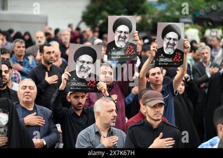 Teheran, Iran. 20 maggio 2024. Le persone piangono le vittime dell'incidente in elicottero vicino alla contea di Varzaqan, a Teheran, Iran, il 20 maggio 2024. Il presidente iraniano Ebrahim Raisi e alcuni membri della sua squadra di accompagnamento, tra cui il ministro degli Esteri Hossein Amir-Abdollahian, sono stati confermati morti lunedì mattina, poiché il relitto dell'elicottero che li trasportava è stato trovato a seguito del suo incidente in condizioni meteorologiche avverse di domenica vicino alla contea di Varzaqan. Crediti: Xinhua/Alamy Live News Foto Stock