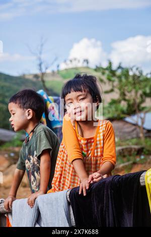 Giovani bambini Lahu, ragazzo e ragazza, in un villaggio vicino a Lanjia Lodge a Chiang Khong nella provincia di Chiang Rai, nel nord della Thailandia Foto Stock