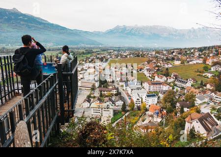 I turisti si trovano su una piattaforma di osservazione che si affaccia sulla città di Vaduz, Liechtenstein Foto Stock