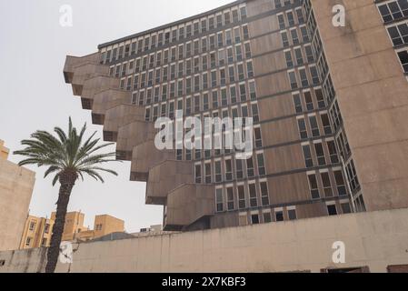 Tunisi, Tunisia. 15 maggio 2024. L'architettura in stile brutalista degli anni '1970 dell'Hotel du Lac, con una particolare forma a piramide invertita e scale a sbalzo, attende il suo destino a Tunisi. (Foto di John Wreford/SOPA Images/Sipa USA) credito: SIPA USA/Alamy Live News Foto Stock