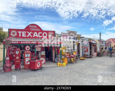 Distributore di benzina e negozi anni '1950, Burkes Pass Historic Village, Burkes Pass, State Highway 8, Canterbury, nuova Zelanda Foto Stock