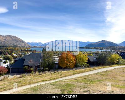 Vista della città dal campo da golf Wanaka, Wānaka, Otago, South Island, nuova Zelanda Foto Stock