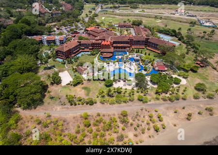 Splendida vista aerea del porticciolo di Los Sueños sulla spiaggia di Herradura in Costa Rica. Yacht al molo, residenze di lusso e stato reale Foto Stock