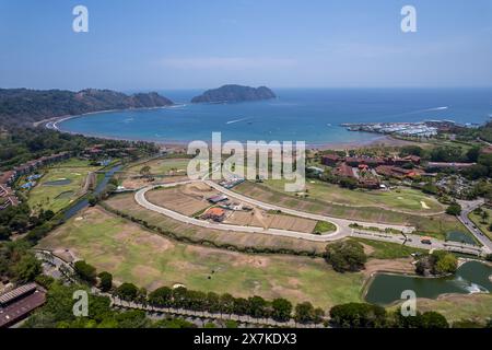 Splendida vista aerea del porticciolo di Los Sueños sulla spiaggia di Herradura in Costa Rica. Yacht al molo, residenze di lusso e stato reale Foto Stock