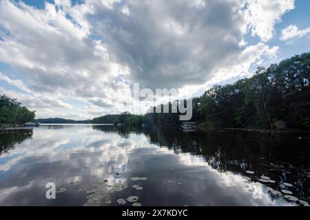 Affacciato su un lago del Wisconsin northwoods mentre gli ultimi raggi di luce del sole iniziano a svanire. Molte barche sono tornate dalla pesca per la sera Foto Stock