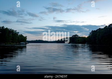 Affacciato su un lago del Wisconsin northwoods mentre gli ultimi raggi di luce del sole iniziano a svanire. Molte barche sono tornate dalla pesca per la sera Foto Stock