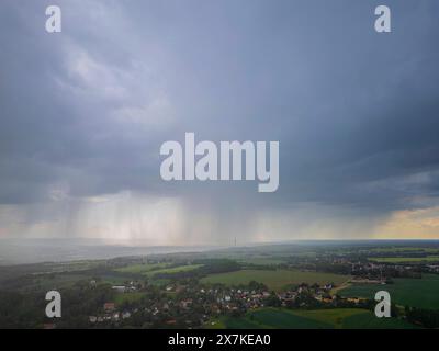 Unwetter am Triebenberg bei Dresden Ein starkes Gewitter zog am Nachmittag über Dresden hinweg. Dresda Sachsen Deutschland *** temporale sul Triebenberg vicino a Dresda Un forte temporale passò sopra Dresda nel pomeriggio Dresda Sassonia Germania Foto Stock