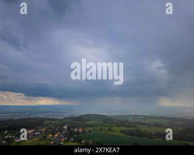 Unwetter am Triebenberg bei Dresden Ein starkes Gewitter zog am Nachmittag über Dresden hinweg. Dresda Sachsen Deutschland *** temporale sul Triebenberg vicino a Dresda Un forte temporale passò sopra Dresda nel pomeriggio Dresda Sassonia Germania Foto Stock