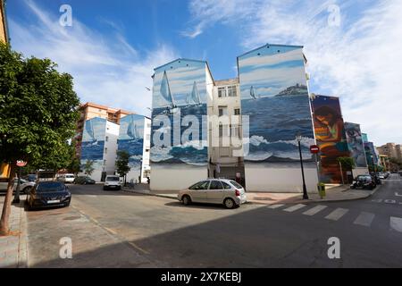 Dipinti murali sulle facciate della povera area urbana residenziale di Fuengirola, Costa del Sol, Andalusia, Spagna. Foto Stock