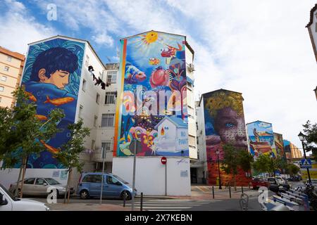 Dipinti murali sulle facciate della povera area urbana residenziale di Fuengirola, Costa del Sol, Andalusia, Spagna. Foto Stock