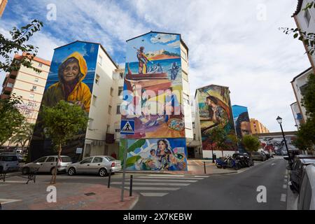 Dipinti murali sulle facciate della povera area urbana residenziale di Fuengirola, Costa del Sol, Andalusia, Spagna. Foto Stock