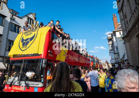 Migliaia di tifosi dell'Oxford United si sono schierati nel centro della città per celebrare la promozione dell'Oxford United al campionato EFL dopo aver battuto i Bolton Wanders nei playoff di League One a Wembley nel fine settimana. La folla, addobbata di giallo, applaudì forte e lasciava sfogarsi gialli mentre l'autobus scoperto che trasportava il team e il personale si muoveva lentamente lungo High Street fino al municipio di Oxford, dove partecipavano a un ricevimento civico solo su invito. La bandiera dell'Oxford United volò sopra l'edificio del Consiglio cittadino di Oxford per festeggiare. Foto Stock