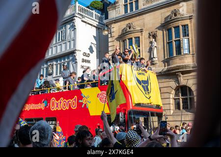 Migliaia di tifosi dell'Oxford United si sono schierati nel centro della città per celebrare la promozione dell'Oxford United al campionato EFL dopo aver battuto i Bolton Wanders nei playoff di League One a Wembley nel fine settimana. La folla, addobbata di giallo, applaudì forte e lasciava sfogarsi gialli mentre l'autobus scoperto che trasportava il team e il personale si muoveva lentamente lungo High Street fino al municipio di Oxford, dove partecipavano a un ricevimento civico solo su invito. La bandiera dell'Oxford United volò sopra l'edificio del Consiglio cittadino di Oxford per festeggiare. Foto Stock