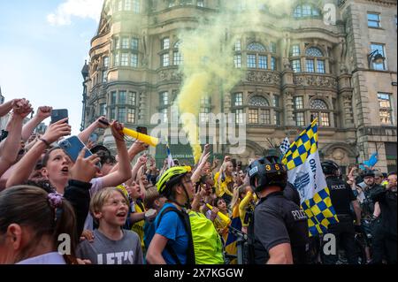 Migliaia di tifosi dell'Oxford United si sono schierati nel centro della città per celebrare la promozione dell'Oxford United al campionato EFL dopo aver battuto i Bolton Wanders nei playoff di League One a Wembley nel fine settimana. La folla, addobbata di giallo, applaudì forte e lasciava sfogarsi gialli mentre l'autobus scoperto che trasportava il team e il personale si muoveva lentamente lungo High Street fino al municipio di Oxford, dove partecipavano a un ricevimento civico solo su invito. La bandiera dell'Oxford United volò sopra l'edificio del Consiglio cittadino di Oxford per festeggiare. Foto Stock