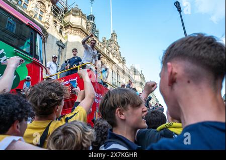 Migliaia di tifosi dell'Oxford United si sono schierati nel centro della città per celebrare la promozione dell'Oxford United al campionato EFL dopo aver battuto i Bolton Wanders nei playoff di League One a Wembley nel fine settimana. La folla, addobbata di giallo, applaudì forte e lasciava sfogarsi gialli mentre l'autobus scoperto che trasportava il team e il personale si muoveva lentamente lungo High Street fino al municipio di Oxford, dove partecipavano a un ricevimento civico solo su invito. La bandiera dell'Oxford United volò sopra l'edificio del Consiglio cittadino di Oxford per festeggiare. Foto Stock