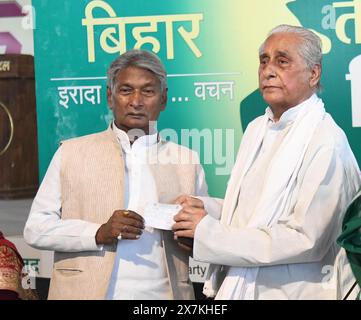 Patna, India. 19 maggio 2024. PATNA, INDIA - 19 MAGGIO: il presidente della RJD del Bihar Jagdanand Singh presenta la scheda di adesione al partito Lok Janshakti (Ramvilas) leader del partito Satish Kumar durante il Samaroh di Milano presso l'ufficio RJD il 19 maggio 2024 a Patna, India. (Foto di Santosh Kumar/Hindustan Times/Sipa USA ) credito: SIPA USA/Alamy Live News Foto Stock