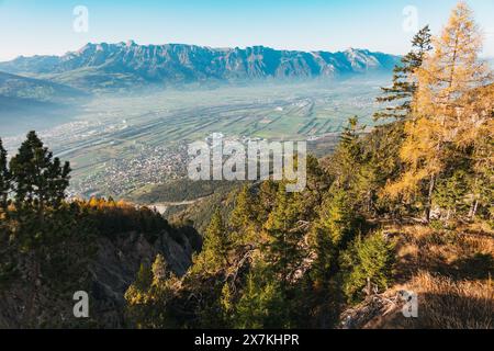 Affacciato sul Principato del Liechtenstein in un pomeriggio autunnale dalla piattaforma di osservazione di Gaflei Foto Stock