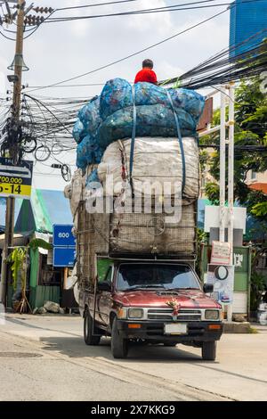 Pick-up completamente carico di rifiuti riciclabili nelle strade della città, Thailandia Foto Stock