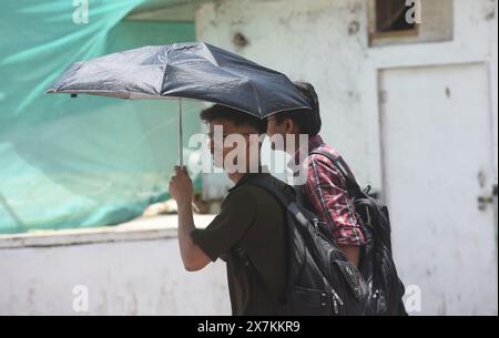 Nuova Delhi, India. 20 maggio 2024. Le persone si proteggono da una grave ondata di caldo hanno colpito Delhi e diverse altre parti dell'India settentrionale, con l'India Meteorological Department (IMD) che ha emesso un allarme rosso. Un "allarme rosso" viene emesso quando le condizioni meteorologiche estreme rappresentano un "grave problema di salute" per le persone vulnerabili, compresi i neonati, gli anziani e coloro che soffrono di malattie croniche. (Foto di Sondeep Shankar/Pacific Press) credito: Pacific Press Media Production Corp./Alamy Live News Foto Stock