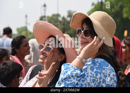 Nuova Delhi, India. 10 aprile 2024. Un gruppo di turisti che indossano cappelli per proteggersi da forti ondate di calore ha afferrato Delhi e diverse altre parti del nord dell'India, il 20 maggio 2024, con l'India Meteorological Department (IMD) che ha emesso un avvertimento "˜Red Alert". Un '' allarme rosso˜' viene emesso quando le condizioni meteorologiche estreme rappresentano un ''elevato problema di salute'' per le persone vulnerabili, compresi i neonati, gli anziani e quelli con malattie croniche. Foto di Sondeep Shankar/ Pacific Press (immagine di credito: © Sondeep Shankar/Pacific Press via ZUMA Press Wire) SOLO PER USO EDITORIALE! Non per USO commerciale! Foto Stock