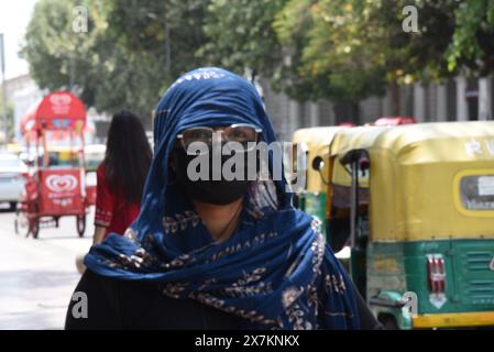 Nuova Delhi, India. 20 maggio 2024. Le persone si proteggono da una grave ondata di caldo hanno afferrato Delhi e diverse altre parti dell'India settentrionale, con l'allarme "'˜Red Alert" emesso dal Dipartimento meteorologico indiano (IMD). Un '' allarme rosso˜' viene emesso quando le condizioni meteorologiche estreme rappresentano un ''elevato problema di salute'' per le persone vulnerabili, compresi i neonati, gli anziani e quelli con malattie croniche. (Credit Image: © Sondeep Shankar/Pacific Press via ZUMA Press Wire) SOLO PER USO EDITORIALE! Non per USO commerciale! Foto Stock