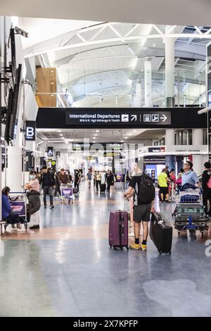 Auckland, nuova Zelanda - 21 febbraio 2024: Viaggiatori all'interno dell'aeroporto internazionale di Auckland. Foto Stock