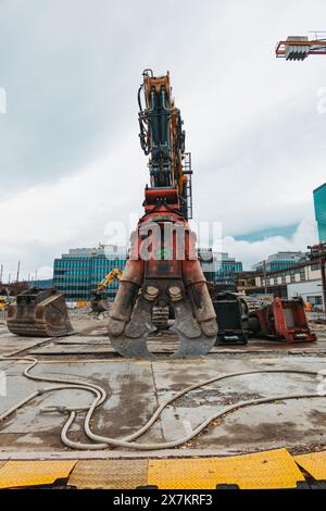 Un escavatore dotato di una cesoia idraulica, da utilizzare in un cantiere di demolizione a Zurigo, Svizzera Foto Stock