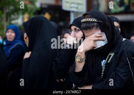 Teheran, Teheran, Iran. 20 maggio 2024. Una donna piange durante una cerimonia di lutto per il presidente iraniano Ebrahim Raisi in piazza Vali-e-ASR nel centro di Teheran, Iran, lunedì 20 maggio 2024. Il presidente Raisi e il ministro degli Esteri del paese, Hossein Amirabdollahian, sono stati trovati morti lunedì ore dopo che il loro elicottero si è schiantato nella nebbia. (Credit Image: © Sobhan Farajvan/Pacific Press via ZUMA Press Wire) SOLO PER USO EDITORIALE! Non per USO commerciale! Foto Stock