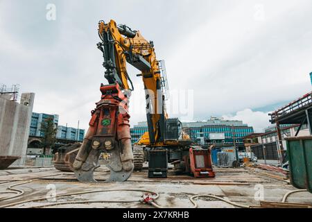 Un escavatore dotato di una cesoia idraulica, da utilizzare in un cantiere di demolizione a Zurigo, Svizzera Foto Stock