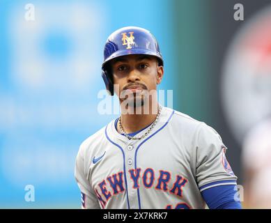 Cleveland, Stati Uniti. 20 maggio 2024. I New York Mets Francisco Lindor (12) guardano indietro al dugout dopo essersi radunati nel sesto inning contro i Cleveland Guardians al Progressive Field di Cleveland, Ohio, lunedì 20 maggio 2024. Foto di Aaron Josefczyk/UPI credito: UPI/Alamy Live News Foto Stock