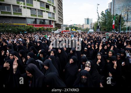 Teheran, Teheran, Iran. 20 maggio 2024. Il popolo iraniano partecipa a una cerimonia di lutto per il presidente iraniano Ebrahim Raisi in piazza Vali-e-ASR nel centro di Teheran, Iran, lunedì 20 maggio 2024. Il presidente Raisi e il ministro degli Esteri del paese, Hossein Amirabdollahian, sono stati trovati morti lunedì ore dopo che il loro elicottero si è schiantato nella nebbia. (Credit Image: © Sobhan Farajvan/Pacific Press via ZUMA Press Wire) SOLO PER USO EDITORIALE! Non per USO commerciale! Foto Stock