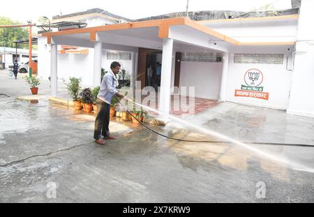 Patna, India. 19 maggio 2024. PATNA, INDIA - 19 MAGGIO: Un lavaggio dei lavoratori presso il campus dell'ufficio del BJP durante la visita del primo ministro Narendra modi il 19 maggio 2024 a Patna, India. (Foto di Santosh Kumar/Hindustan Times/Sipa USA ) credito: SIPA USA/Alamy Live News Foto Stock