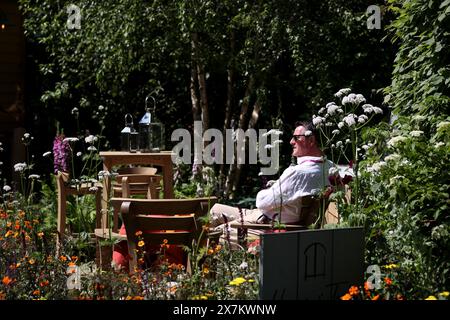 Londra, Gran Bretagna. 20 maggio 2024. Un uomo frequenta la Royal Horticultural Society (RHS) Chelsea Flower Show durante la giornata della stampa a Londra, in Gran Bretagna, il 20 maggio 2024. L'annuale RHS Chelsea Flower Show aprirà qui il 21 maggio. Crediti: Li Ying/Xinhua/Alamy Live News Foto Stock