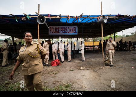 Barpeta, India. 6 maggio 2024. Le persone della polizia arrivano con i bagagli per partire per il posto assegnato, alla vigilia della terza fase del generale Foto Stock